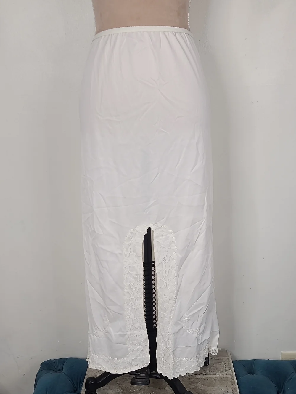 Vintage Oplalaire White Nylon Chantilly Lace Trim Kick Slit Long Half Slip M - Picture 4 of 13